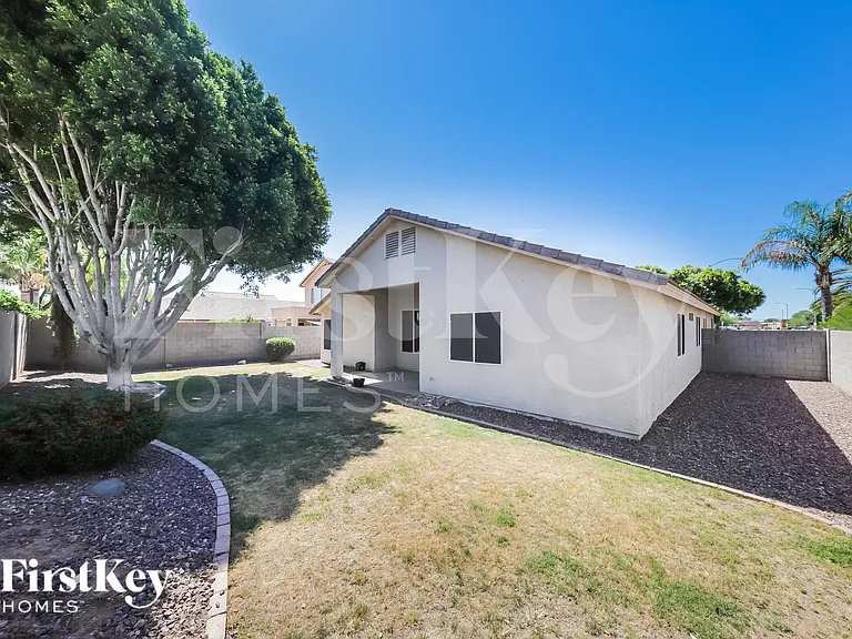 7834 W Robin Ln — Photo 15