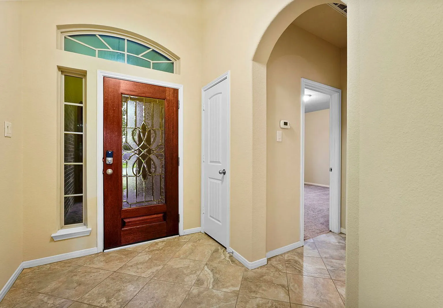 3 bed, 2.0 bath, 2464 sqft, $2,300 — Photo 4