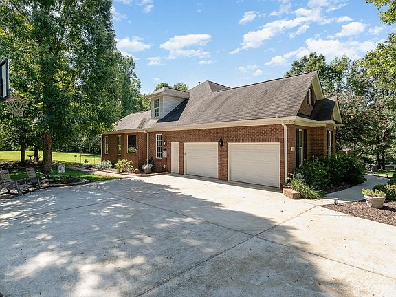 3rd image of 1521 Clay Hill Dr