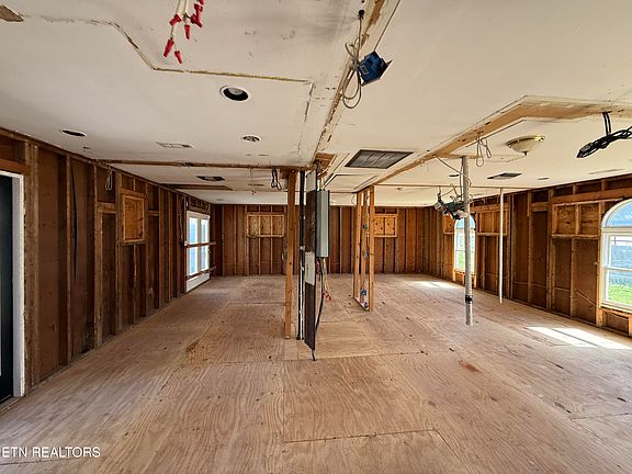 3rd image of 1401 Crocus Ln