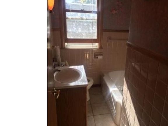 3rd image of 131 W Warburton St
