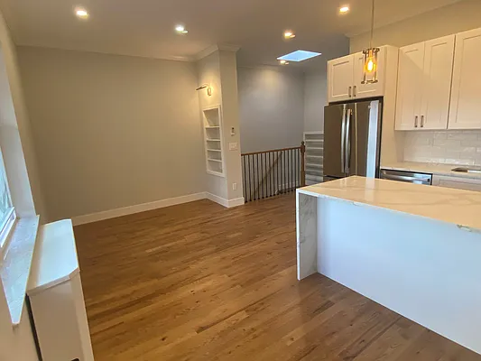 Rented by Hudson Exclusive Inc | media 18