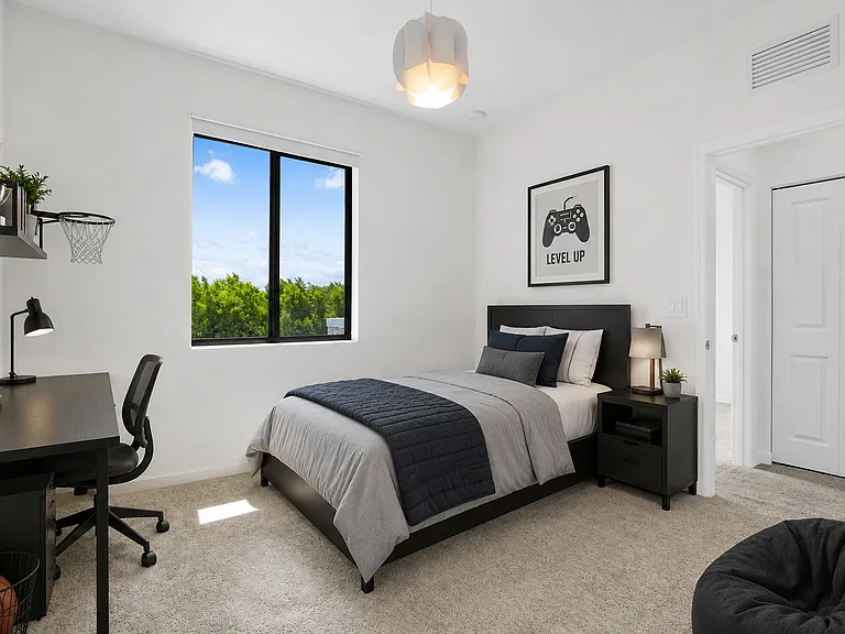 20610 NE 5th Pl — Photo 3