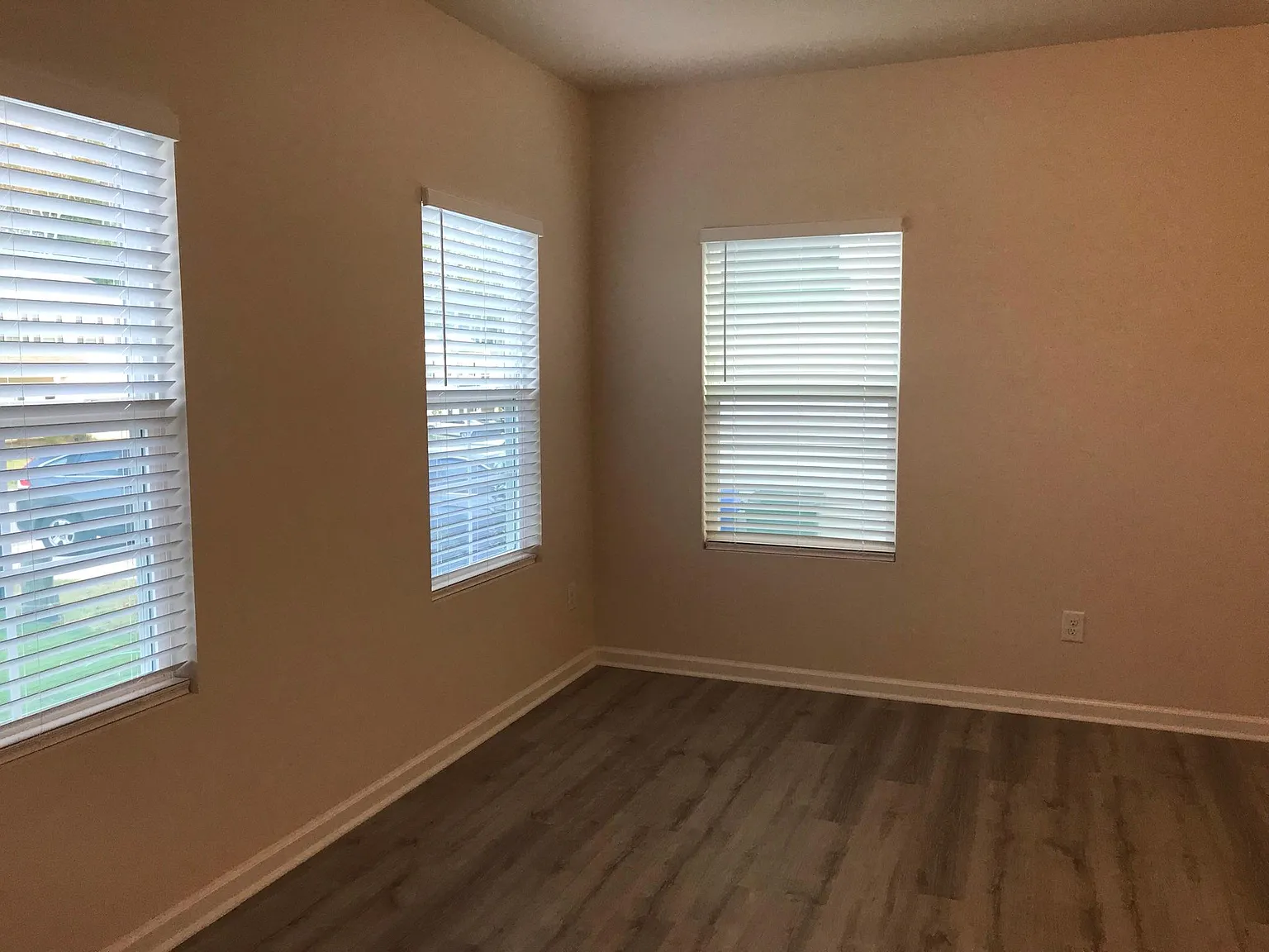 5 bed, 2300 sqft, $2,300 — Photo 4