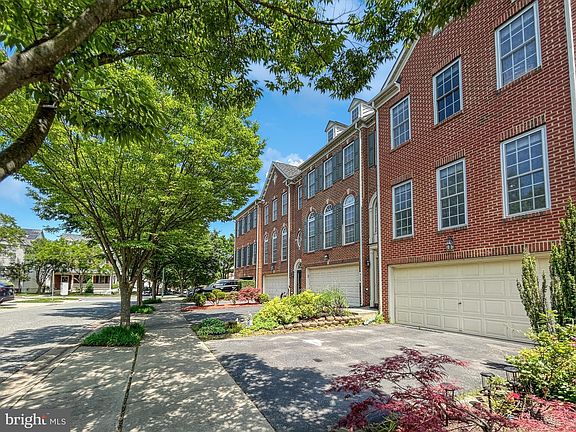 2nd image of 913 Highland Ridge Ave
