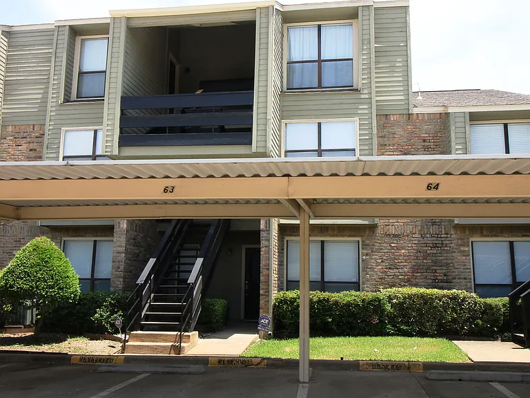 Preston Racquet Club Apartments — Photo 24