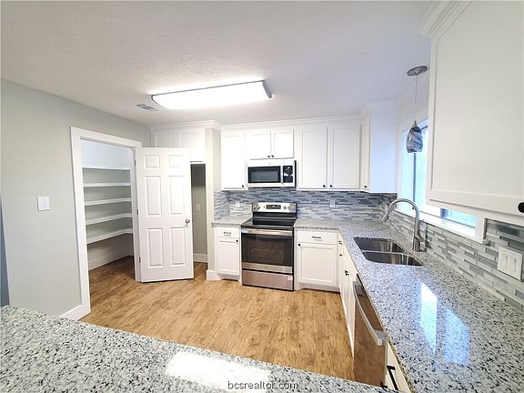 3rd image of 2601 Briar Oaks Dr