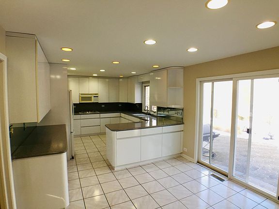 3rd image of 1075 Heather Ln