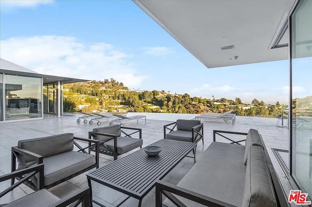 6 bed, 9.0 bath, 10000 sqft, $80,000 — Photo 4