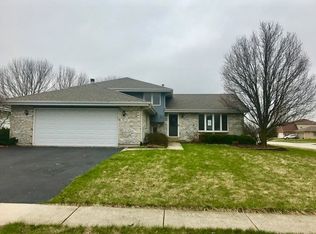 71 Whitewater Ct, New Lenox, IL 60451