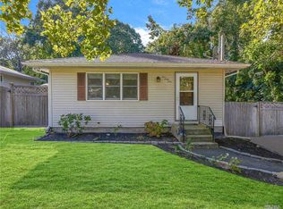 569 Boxwood Dr, Shirley, NY 11967