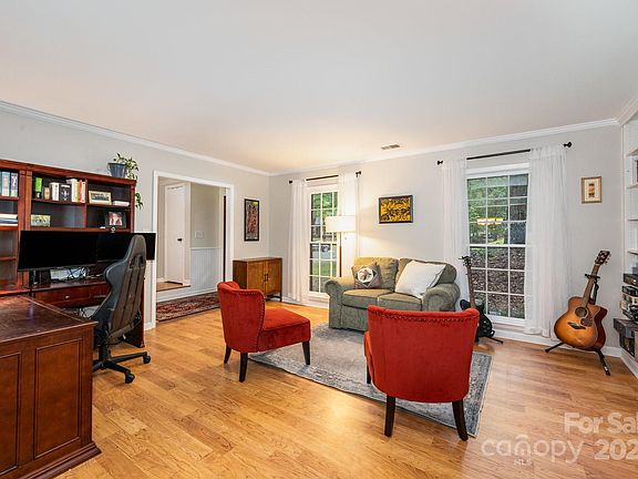 4th image of 807 Odell Ct