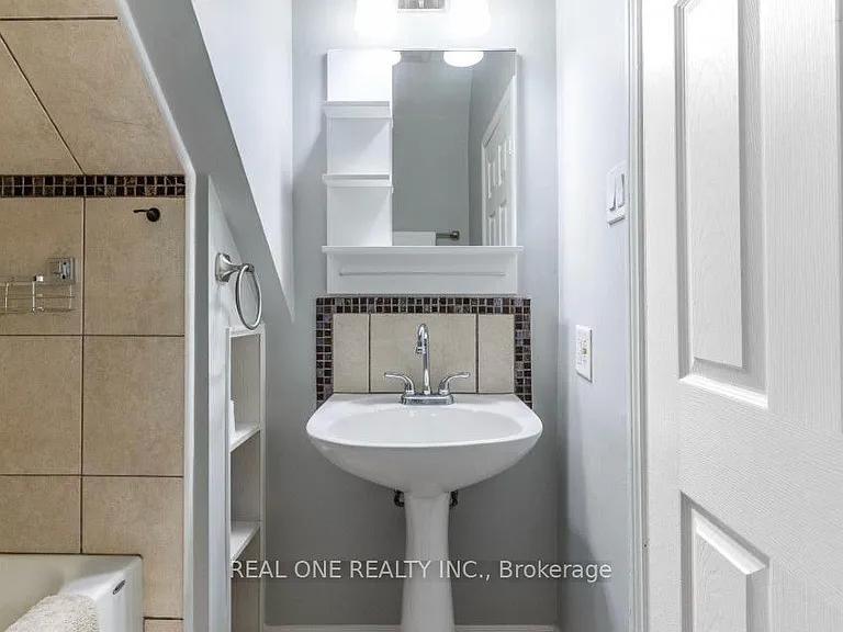 118 Queen St S #1 — Photo 6