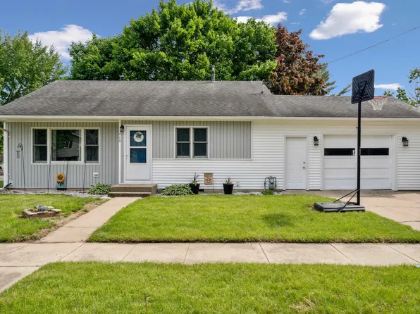 713 3rd St SW, Independence, IA 50644
