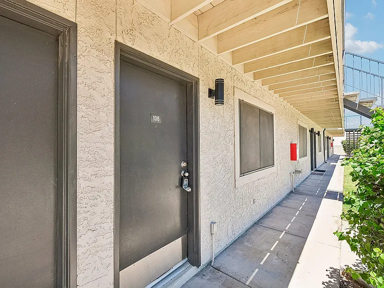 5-web-or-mls-N 23rd Ave-S0307-005