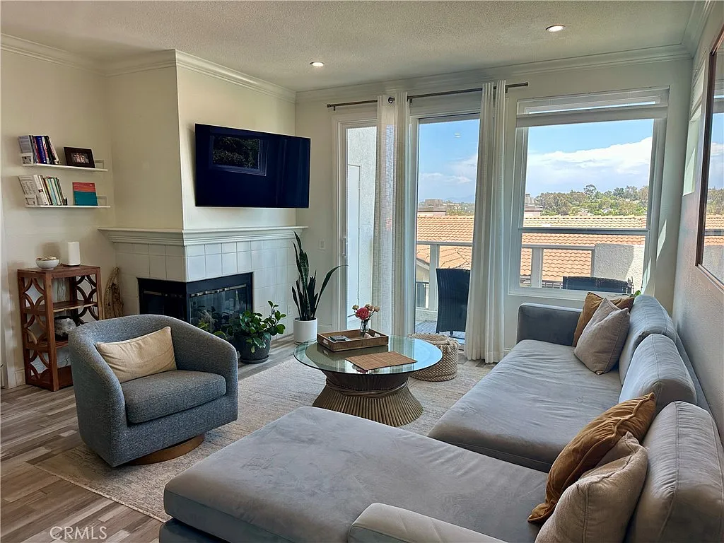 2 bed, 1053 sqft, $3,975 — Photo 1