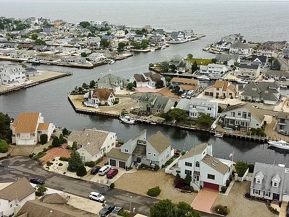 3rd image of 1210 Skimmer Ct