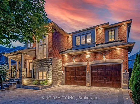 939 Goring Cir, Newmarket, ON L3X 0B5