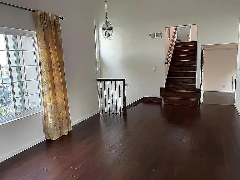 310 Laguna Dr — Photo 6
