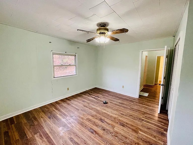 408 McDade Ln — Photo 11