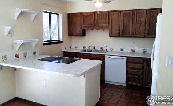 Kitchen with breakfast bar