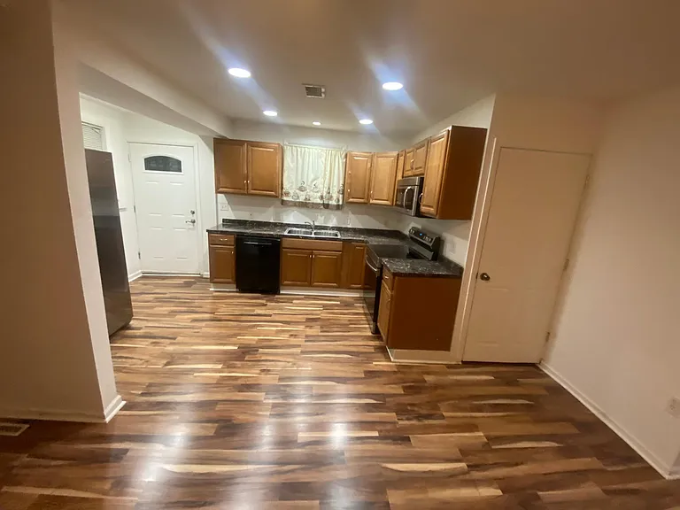 1215 Walnut St — Photo 8