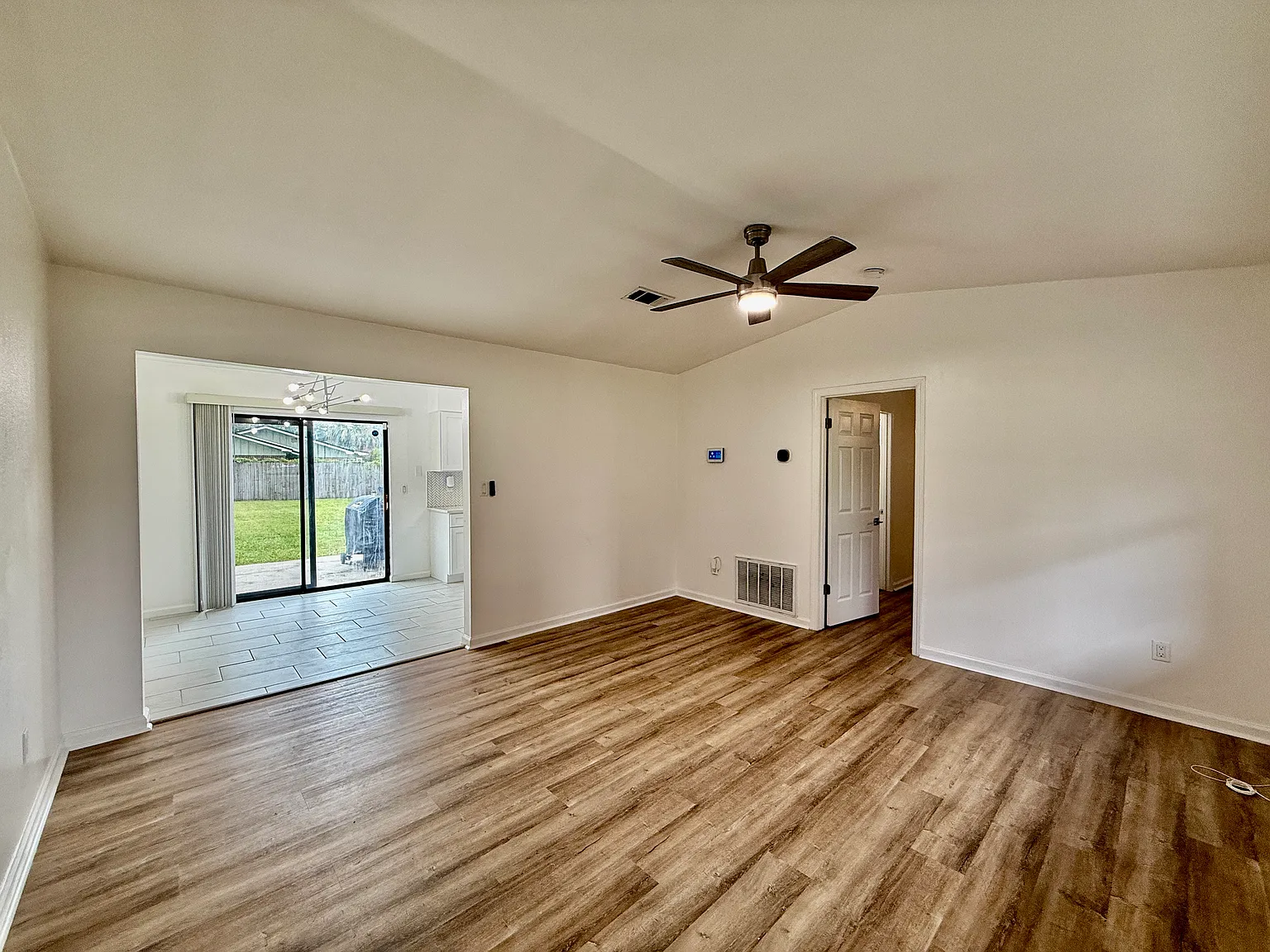 Updated Home Close to NAS — Photo 2