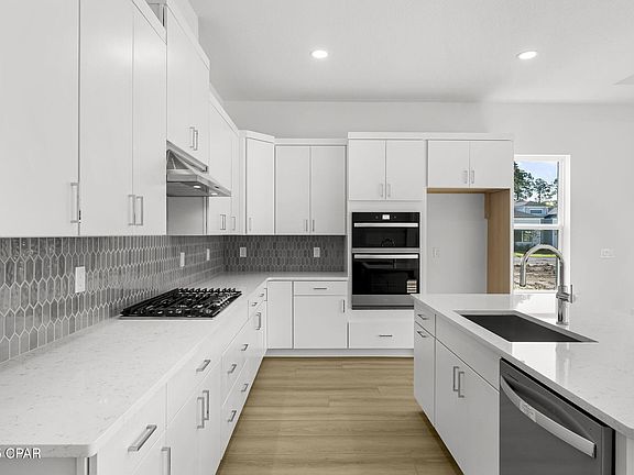 5th image of 305 Breakwater Blvd