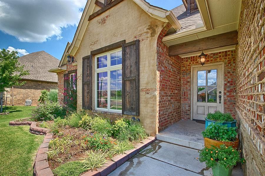 2nd image of 704 Bridgeview Pl