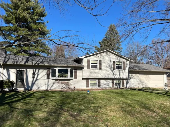 52567 Heatherfield Dr, South Bend, IN 46637