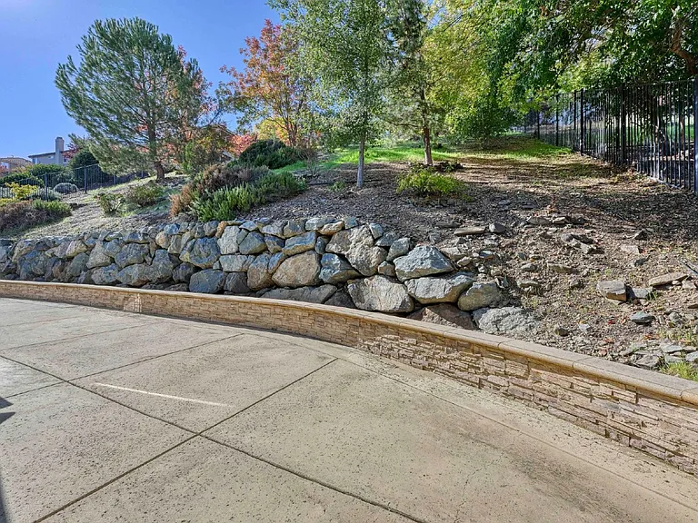 4056 Redondo Dr — Photo 8