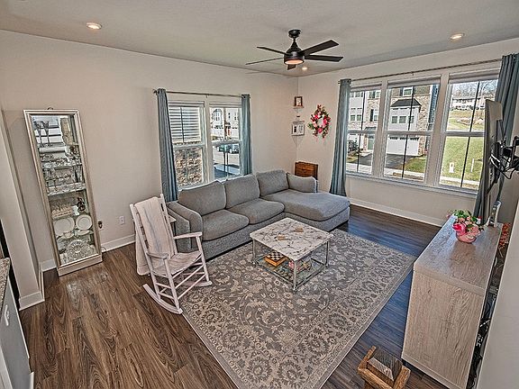 3rd image of 126 Lupine Dr