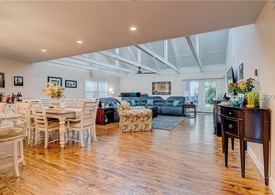 1st image of 45 Queens Folly Rd APT 611