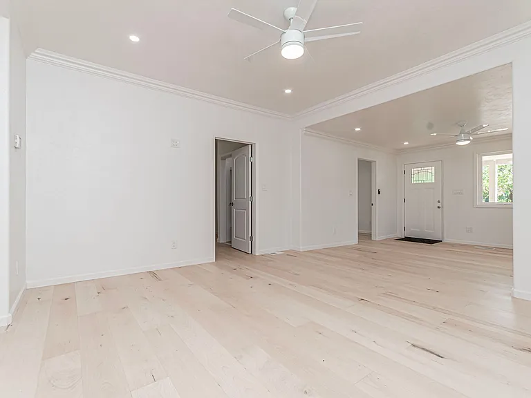 829 Broadway Ave — Photo 7