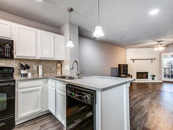 5th image of 605 Carriagehouse Ln APT 2