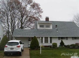 33 Blackbird Ln, Levittown, NY 11756