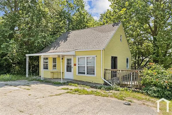 3 bed, $1,300 — Photo 1