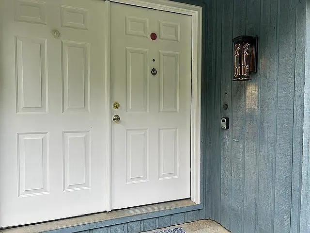 4 bed, 2.5 bath, 2434 sqft, $2,500 — Photo 2