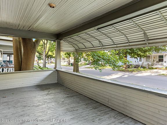 3rd image of 301 S Clemens Ave