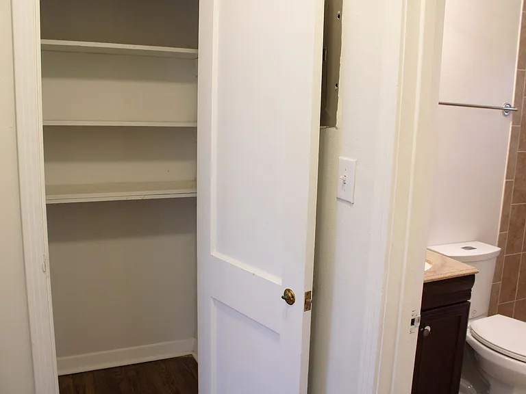 2825 W Woodlawn Ave — Photo 13