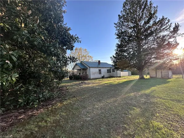 5618 Farmstead Rd, Seagrove, NC 27341