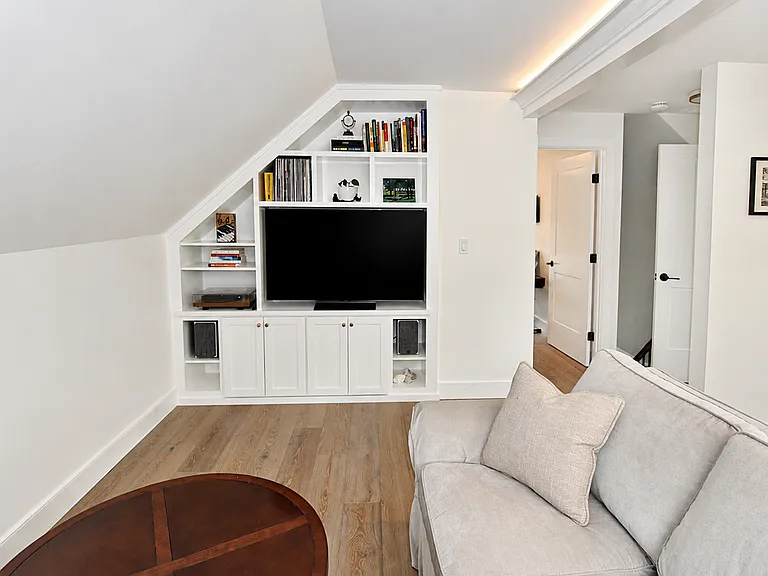 302 Pine St #2 — Photo 20