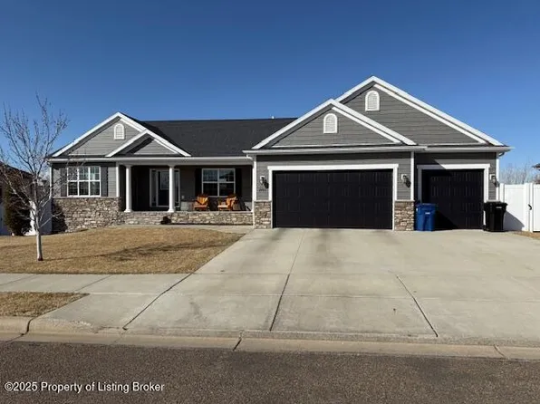 2483 Country Oak Dr, Dickinson, ND 58601