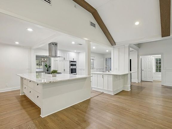 3rd image of 1905 Gainsborough Dr