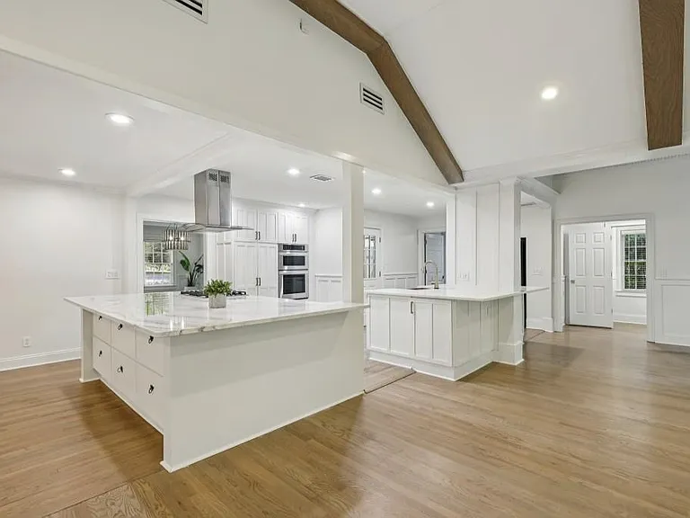 1905 Gainsborough Dr — Photo 3