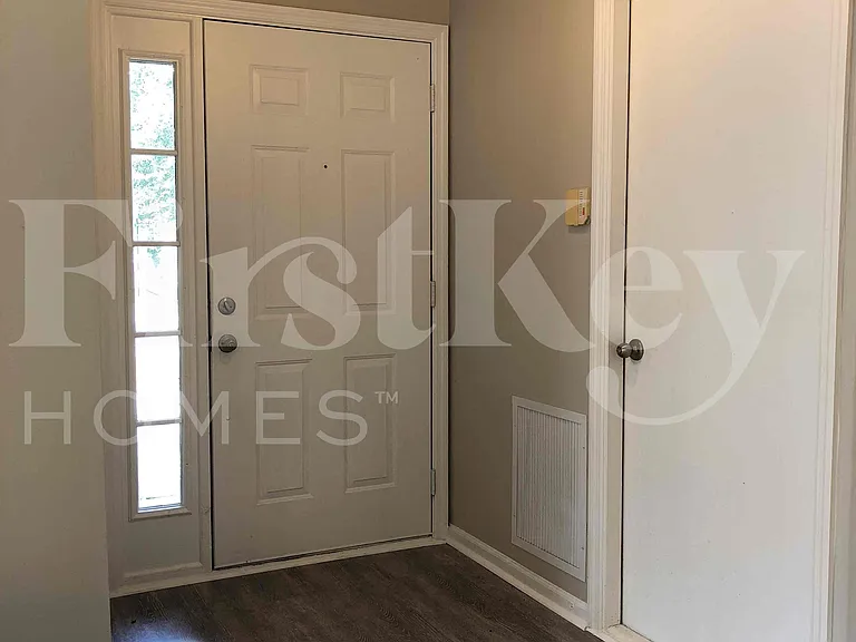 2137 Featherwood Dr W — Photo 2