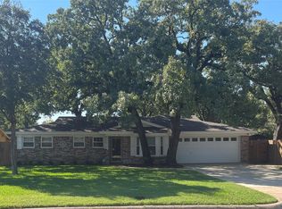 1915 Signet Dr, Euless, TX 76040