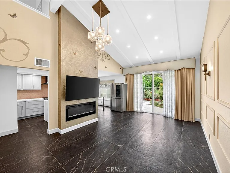 1034 Creekside Dr — Photo 3
