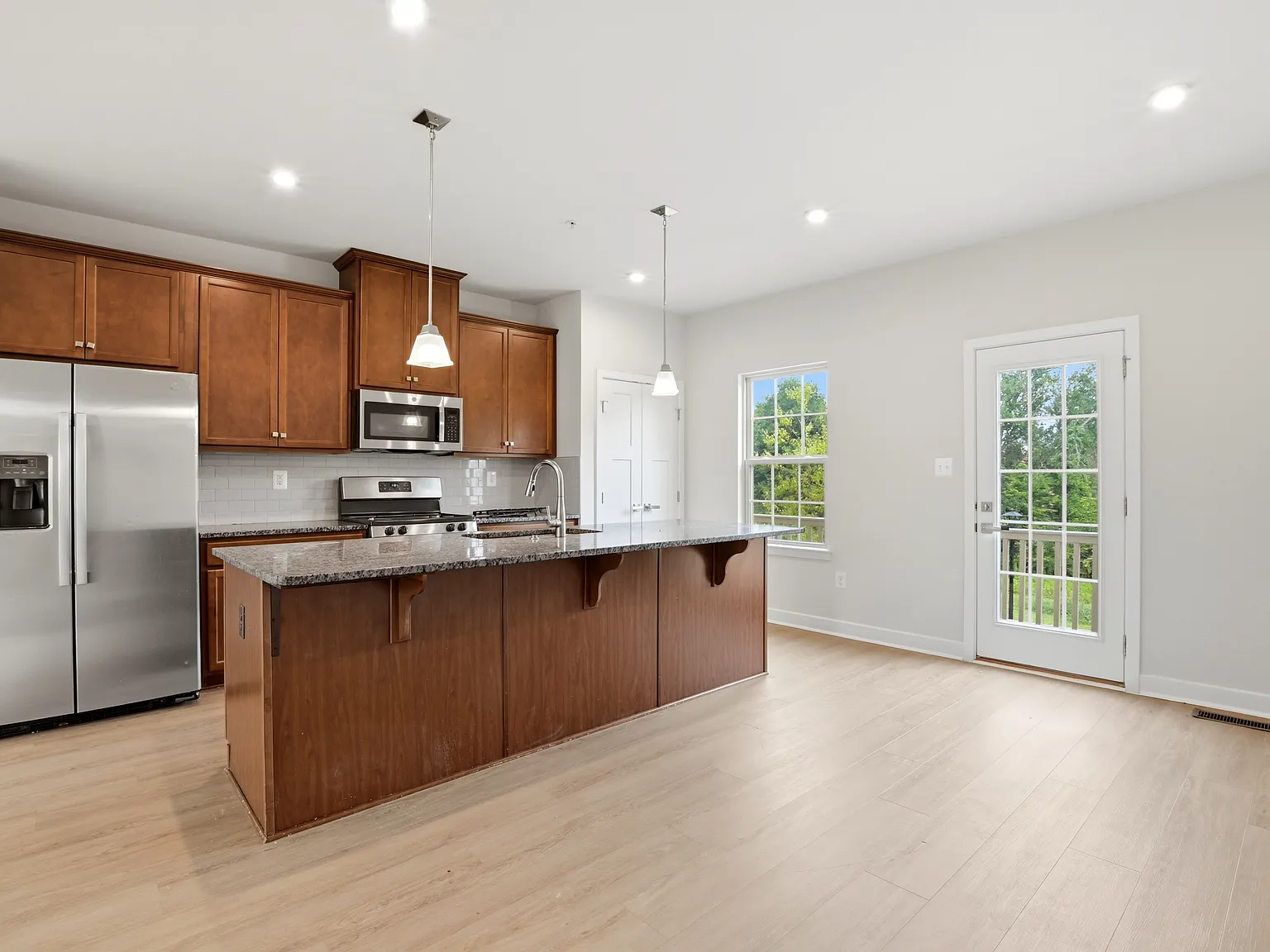 3 bed, 1800 sqft, $3,199 — Photo 3