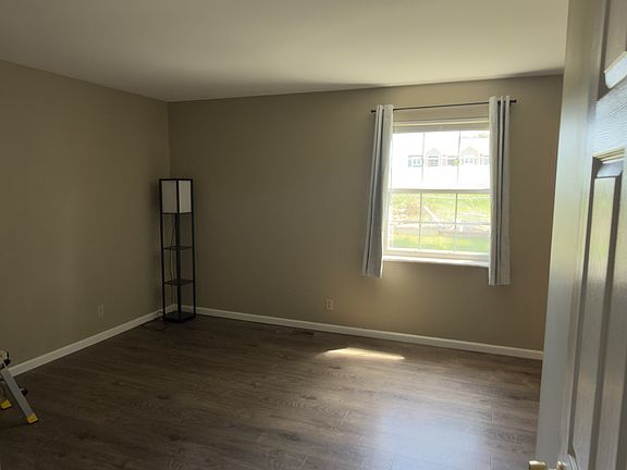 4th image of 40 S Hillview Dr